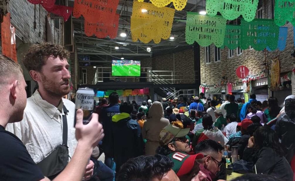 Afición mexicana y clientes del Mercado Huipulco observando el partido de futbol entre Inglaterra y México. Foto: Arantxa Meave / EL UNIVERSAL