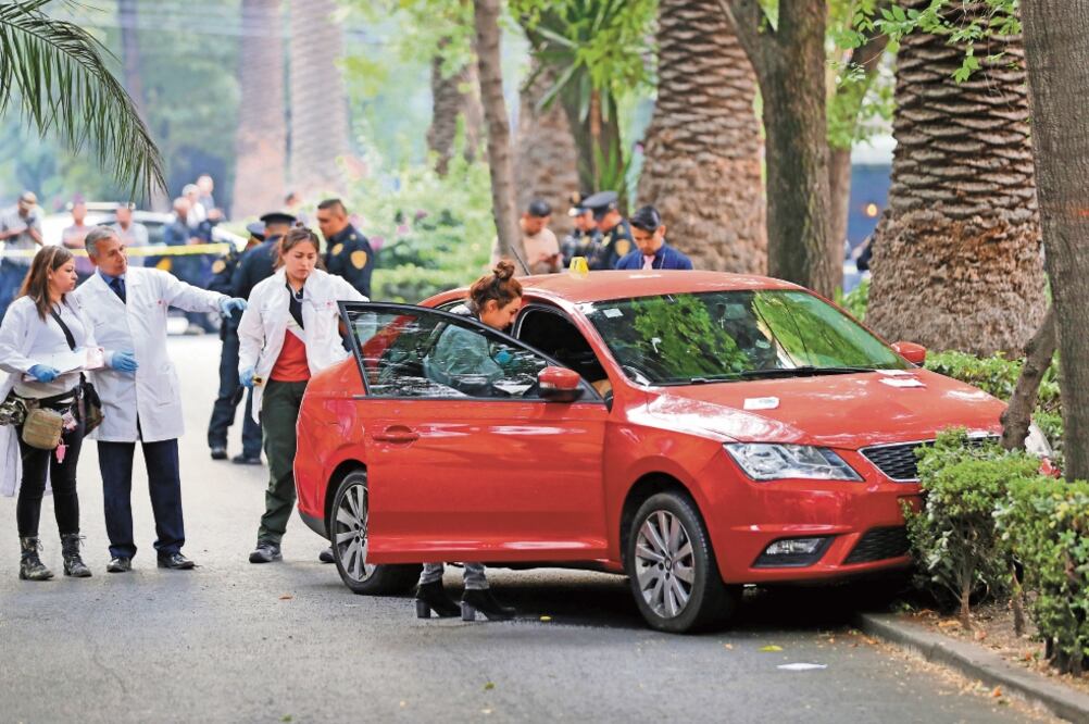 Durante la revisión del auto de los hombres baleados en la Condesa, peritos hallaron una maleta con paquetes que al parecer contenían droga. Foto: VALENTE ROSAS. EL UNIVERSAL
