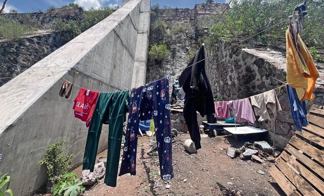 Susana sigue con sus actividades normales, hasta utiliza un poste de la presa para amarrar los mecates. Foto: de Arturo Contreras. El UNIVERSAL