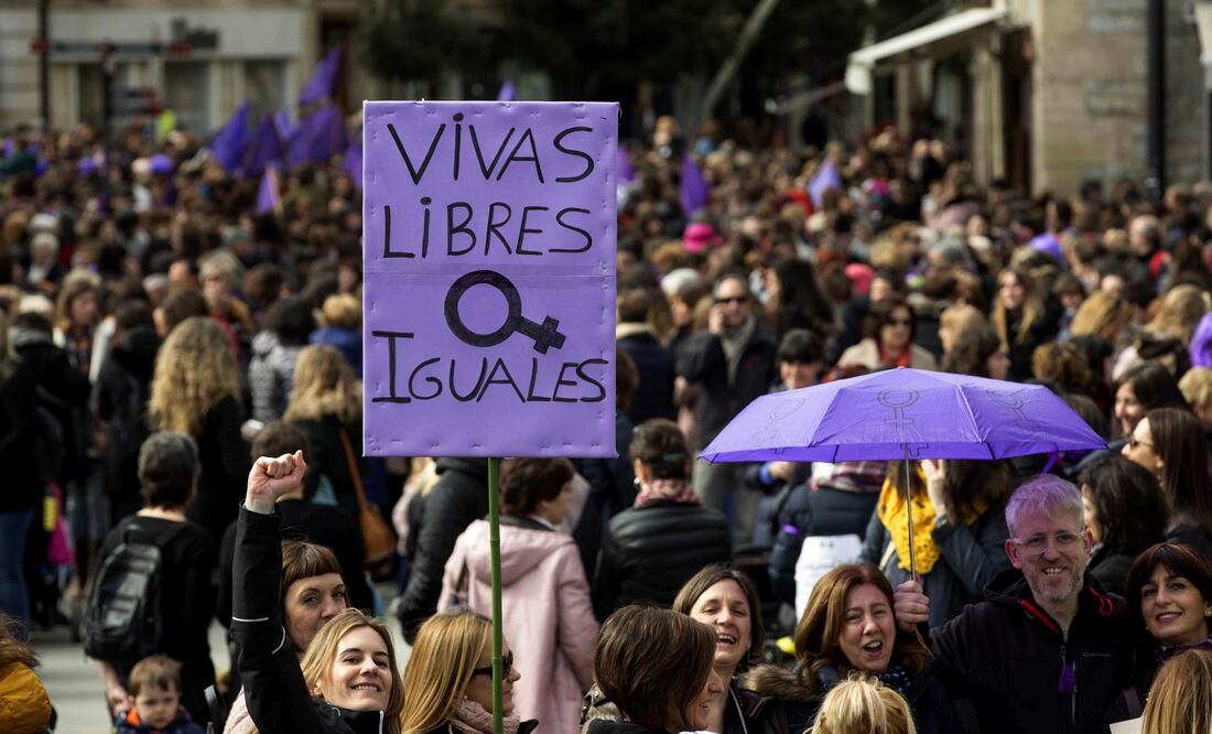 Mujeres se manifestaron en Vitoria, España, con motivo de la huelga feminista convocada por el Día Internacional de la Mujer. (FOTO: EFE)