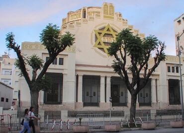 Hombre se prende fuego frente a una sinagoga en Túnez; el sujeto fue abatido por la policía