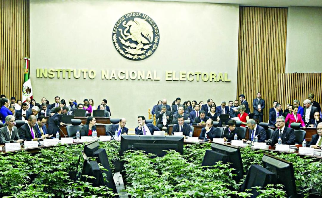 El INE se mantuvo en sesión permanente toda la jornada. Ahí se informó que fueron instaladas 99.84% de casillas (Foto: Yadín Xolalpa EL UNIVERSAL)