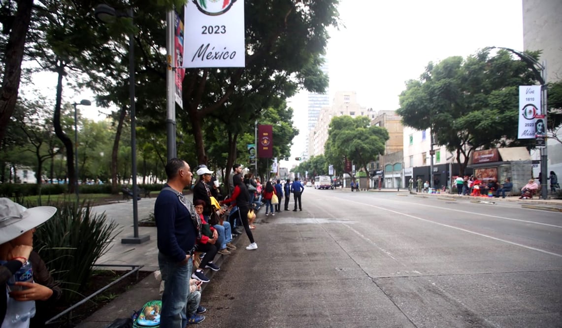 Familias empiezan a congregarse sobre Paseo de la Reforma y avenida Juárez para ver marchar a las fuerzas armadas mexicanas en el Desfile Cívico Militar. Foto: Francisco José