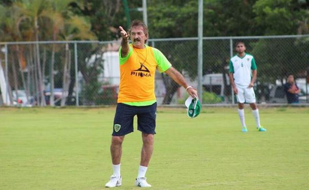 Ricardo la Volpe da instrucciones. Tomada de: @Chiapas_FC