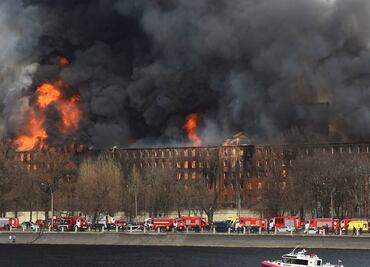 Se incendia histórica fábrica del siglo XIX en San Petersburgo