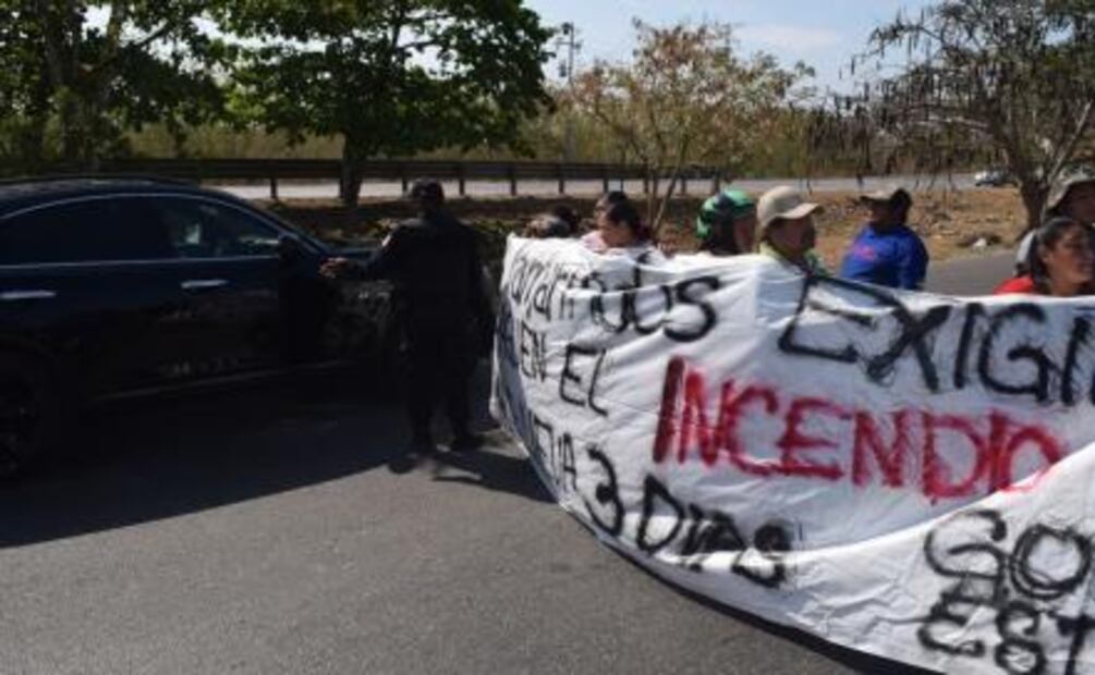 Vecinos bloquean vialidad en Mérida; exigen extinguir incendio