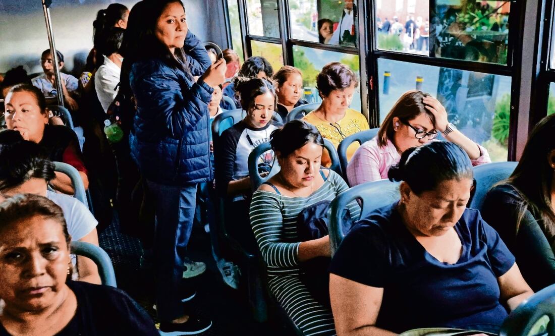 En la iniciativa se argumenta que es tiempo de ayudar a los trabajadores, no sólo a quien tiene un automóvil, sino también a quienes utilizan el transporte público y los taxis. Archivo El Universal