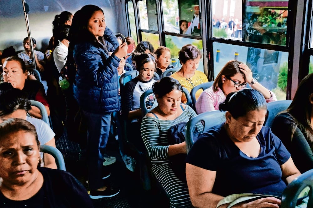 En la iniciativa se argumenta que es tiempo de ayudar a los trabajadores, no sólo a quien tiene un automóvil, sino también a quienes utilizan el transporte público y los taxis. Archivo El Universal
