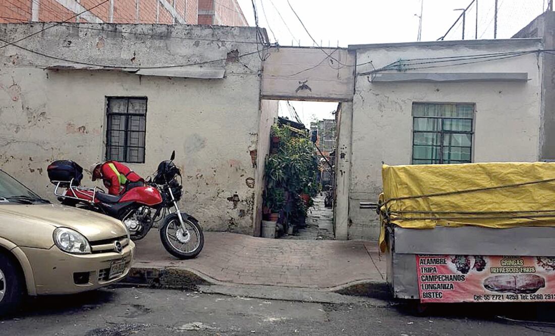 Una de las bardas del inmueble, ubicado en Lago Chapala 108, de la delegación Miguel Hidalgo, se partió en dos a causa del temblor pasado. (ANDREA AHEDO. EL UNIVERSAL)