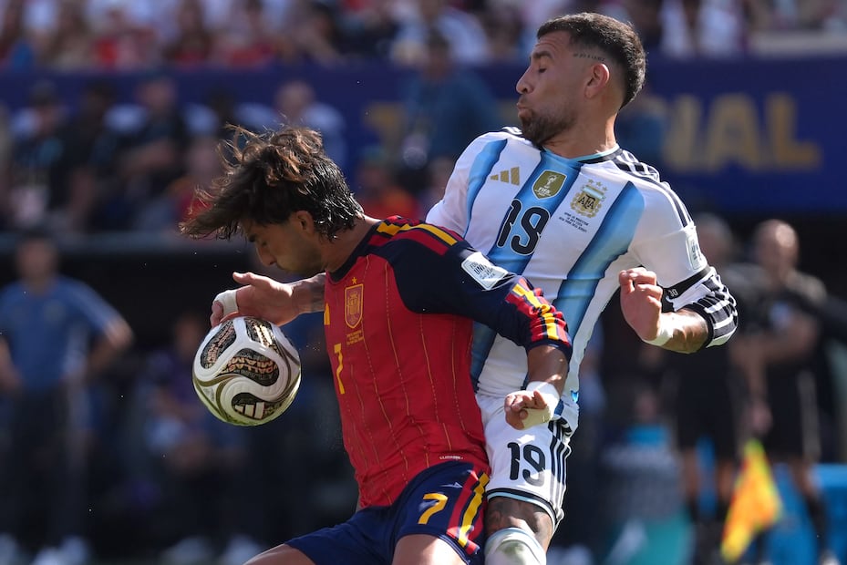 Ferran Torres de España disputa el balón con Nicolás Otamendi de Argentina en la final del Mundial de 2026 - Foto: EFE