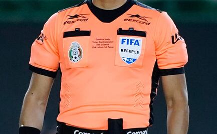 Duro golpe a la Comisión de Arbitraje con sus gafetes FIFA