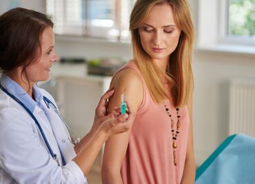 Vacunas para los viajeros: todo lo que debes saber para que no te ataque el virus