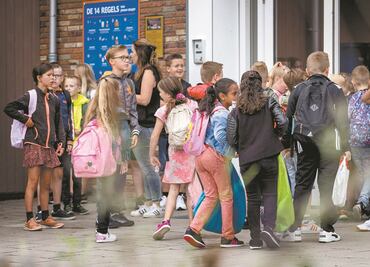 Con Green Pass y pruebas Covid abren escuelas en Europa