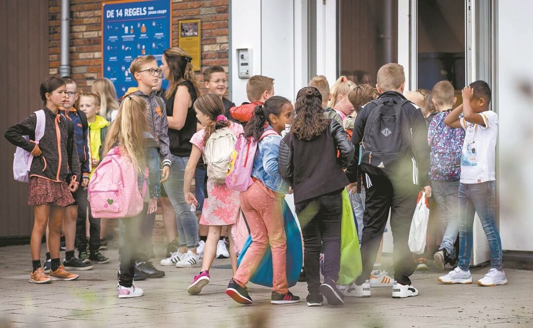 Estudiantes de primaria llegan a su colegio el primer día del nuevo año escolar, el pasado lunes, tras el final de las vacaciones de verano en Oosthuizen, Países Bajos. Foto: Koen Van Weel. AFP