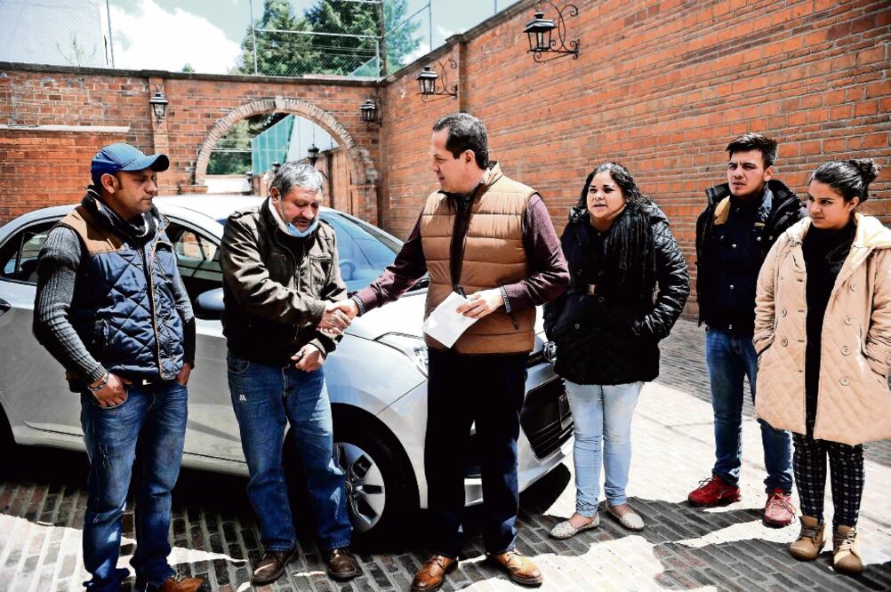 Eruviel Ávila informó que el gobierno mexiquense pagará los gastos médicos de la familia, cuyo auto fue destruido por un espectacular en Metepec. Además les entregó un vehículo nuevo (ESPECIAL)
