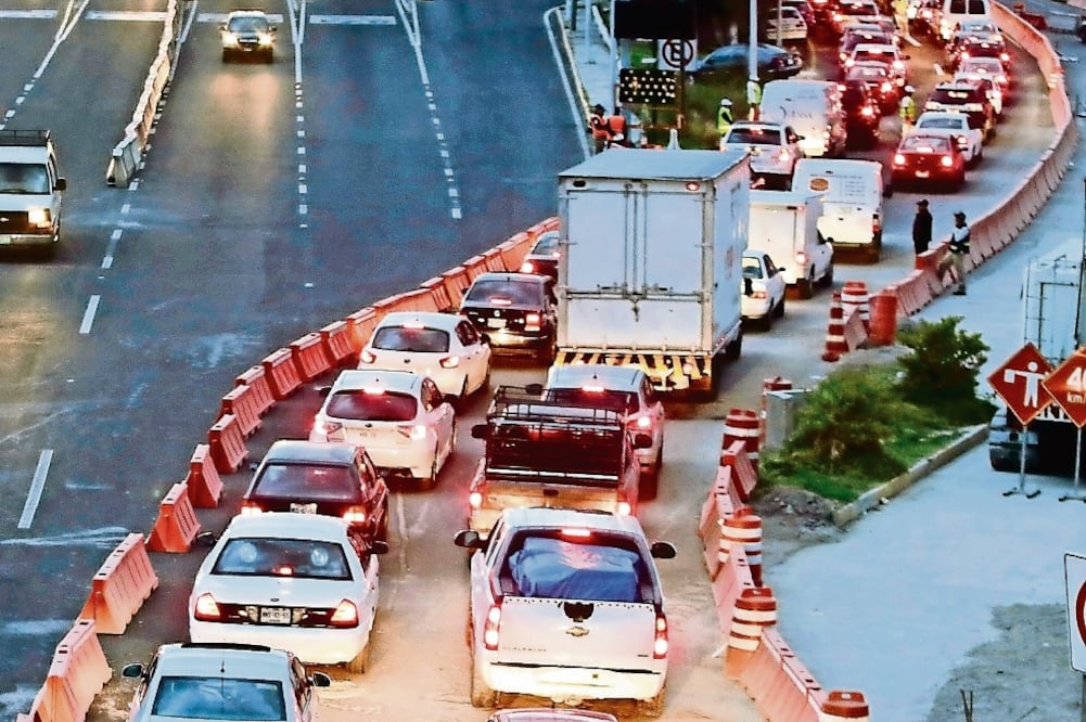 Oportunidad. Las congestionadas calles de México y el creciente número de usuarios de teléfonos inteligentes es una oportunidad para la empresa Didi Chuxing. (ARCHIVO EL UNIVERSAL)