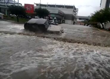 Conductor de Jeep intenta ir por la banqueta y todo salió mal