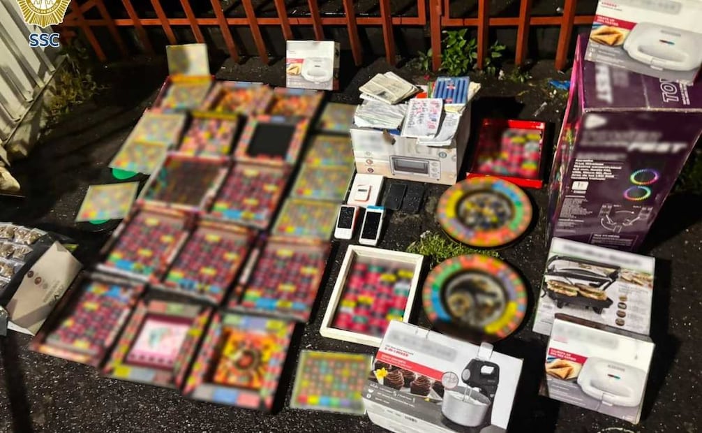 Se decomisaron dos teléfonos celulares, 15 tablas para juegos de dados, nueve tarjetones de juegos de azar y tres terminales de cobro. | Foto: Especial.