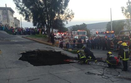 Se abre socavón en Pachuca; cae auto