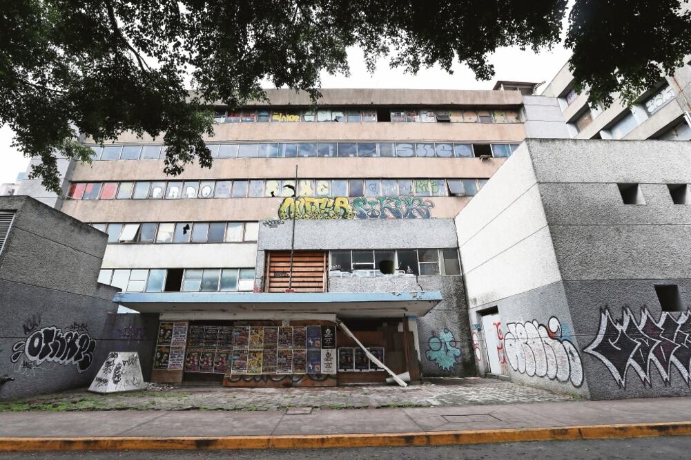 En los alrededores del extinto hospital, policías auxiliares vigilan las instalaciones. A pesar de ello, vecinos acusan que el abandono en el que se encuentra genera inseguridad en la zona. (Fotos: ARIEL OJEDA)
