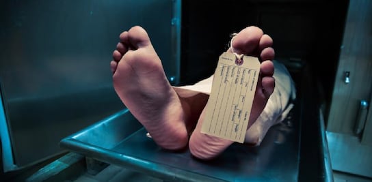 Lo dieron por muerto y lo metieron en una nevera; falleció por hipotermia