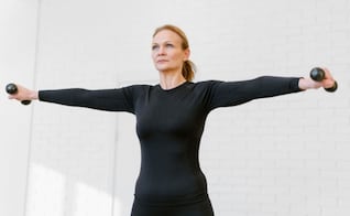 Pilates en casa: 3 ejercicios para reducir la flacidez en los brazos; elimina las “alas de murciélago”