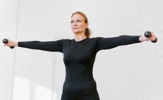 Pilates en casa: 3 ejercicios para reducir la flacidez en los brazos; elimina las “alas de murciélago”
