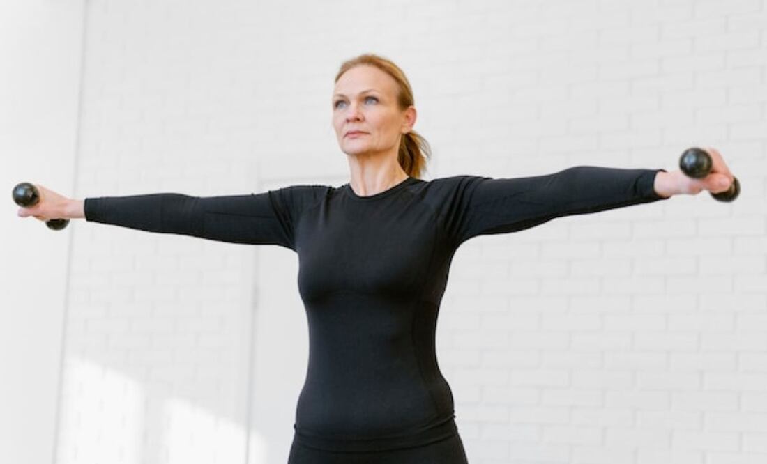 Ejercicios para brazos según Harvard. Fuente: Freepik.