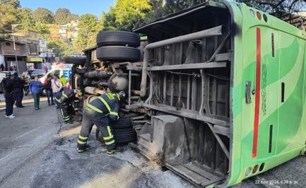 Vuelca unidad de transporte público en la carretera México-Cuernavaca; reportan varios lesionados