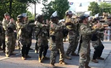 Guardia Nacional y manifestantes bailan “La Macarena” en Atlanta