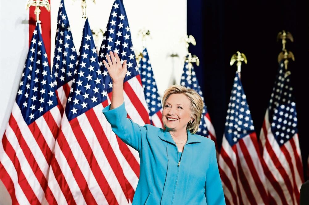 La candidata presidencial demócrata Hillary Clinton, a su llegada, ayer, a un mitin en el Truckee Meadows Community College, en Reno, Nevada (CAROLYN KASTER. AP)