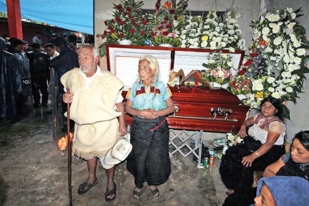 Pascual y Dominga López, de 95 y 90 años, montan guardia frente al féretro de su hijo Armando, alcalde de San Juan Chamula por nueve meses 