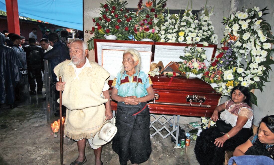 Pascual y Dominga López, de 95 y 90 años, montan guardia frente al féretro de su hijo Armando, alcalde de San Juan Chamula por nueve meses