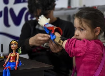 Prótesis de impresión 3D convierten a niños en superhéroes