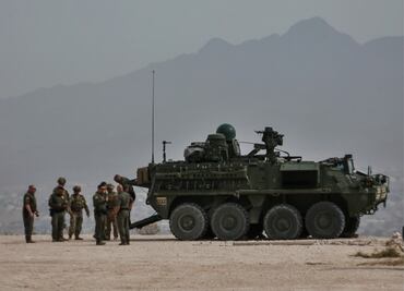 FOTOS: Tanqueta del Ejército de EU vigila la frontera entre Ciudad Juárez y El Paso
