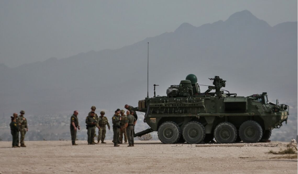 Una tanqueta del Ejército de EU fue desplegada en la frontera entre Ciudad Juárez y Sunland Park, Nuevo México, el 27 de marzo de 2025. Foto: Christian Torres/EL UNIVERSAL