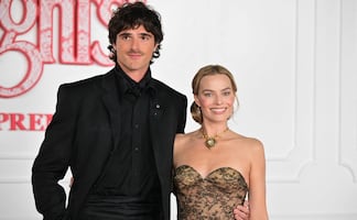 El collar de Margot Robbie que robó miradas; la actriz y Jacob Elordi deslumbraron en la premier de “Cumbres Borrascosas”