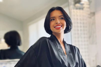 Ángela Aguilar encanta con vestido entallado y tenis