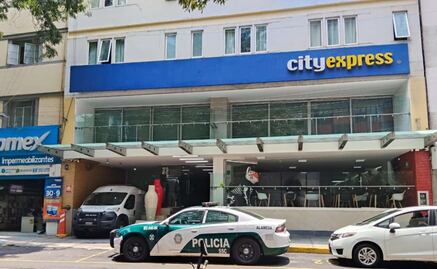 Localizan a hombre sin vida en cuarto de un hotel en la Cuauhtémoc; policías acordonan la zona para su investigación