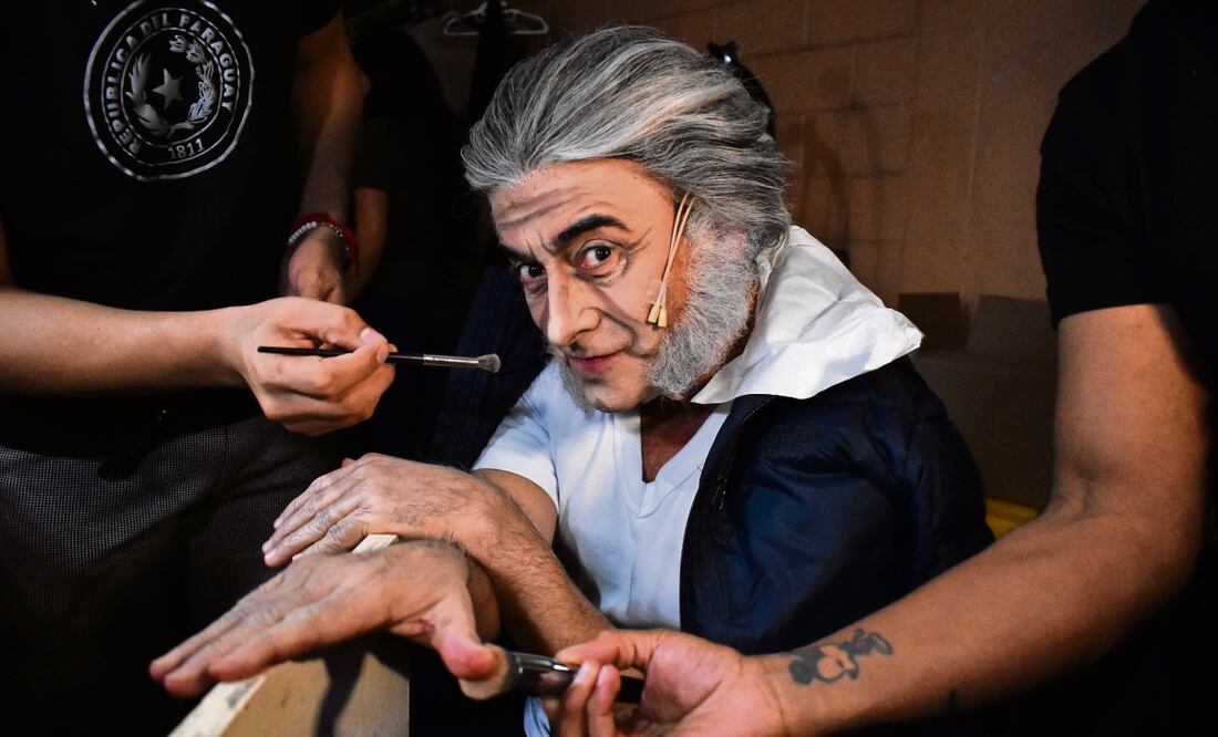 Para hacer su personaje de anciano Adal se maquilla rostro, manos y cabello. Foto: Abril Angulo | El Universal