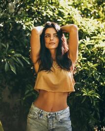 Aislinn Derbez muestra cómo llevar un atrevido look con pants y tacones 