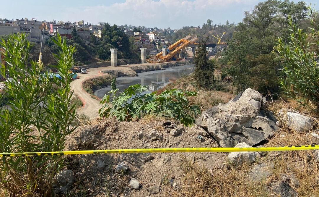 Continúa maquinaria y escombros en zonas siniestradas del Tren México-Toluca tras desplomarse lanzadora de dovelas. Foto: Juan Carlos Williams