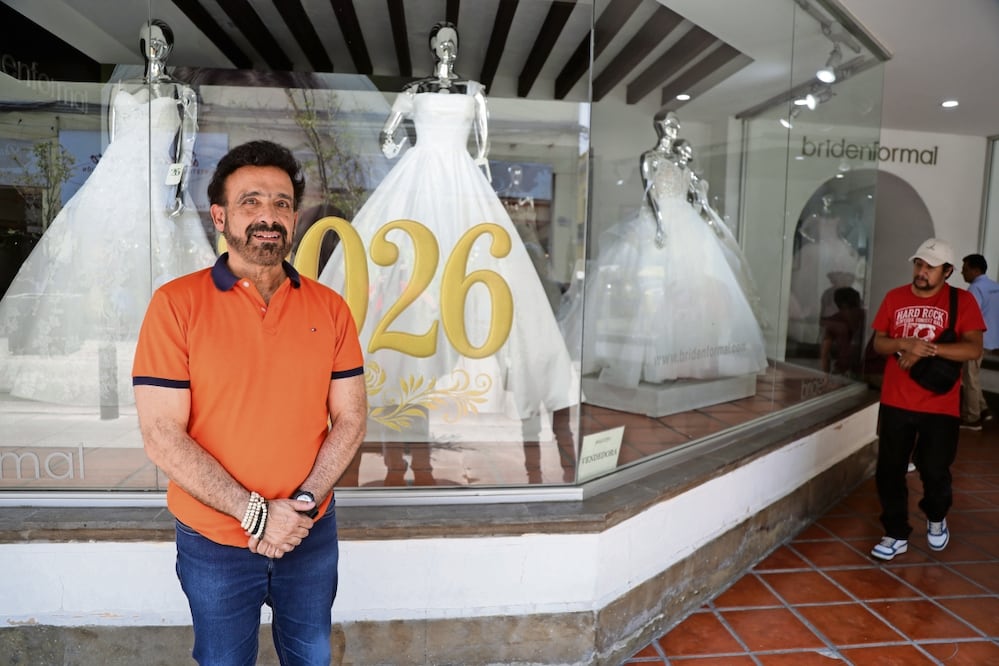El presidente de la Asociación Civil de la Calle de las Novias, José Luis Santiago, explicó que los chinos llegaron, expulsaron y quisieron cambiar el giro. Foto: CARLOS MEJÍA/EL UNIVERSAL