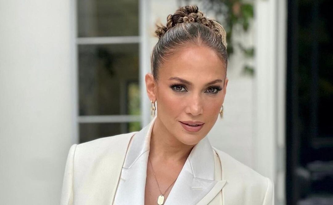 Jennifer Lopez enciende una velita aromática al momento de hacer su rutina de cuidado facial / Foto: Instagram @jlo