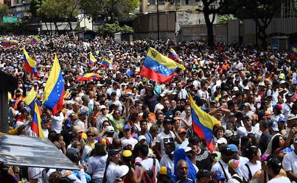 Opositores y simpatizantes de Maduro realizan "marcha por la patria" en Caracas