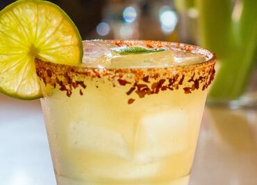 Spicy margarita con chile habanero