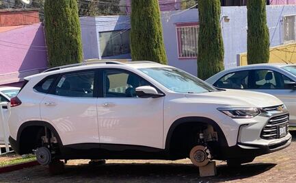 Delincuentes roban neumáticos a cuatro autos y los dejan en tabiques en fraccionamiento de Naucalpan