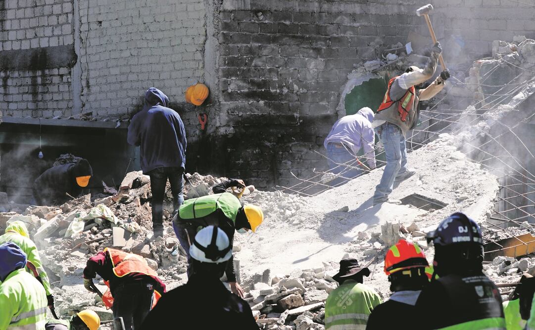 Trabajadores avanzan en la remoción de escombros en la zona donde explotó un tanque de gas LP, para iniciar con la reconstrucción. Foto: Tristán Velázquez. EL UNIVERSAL