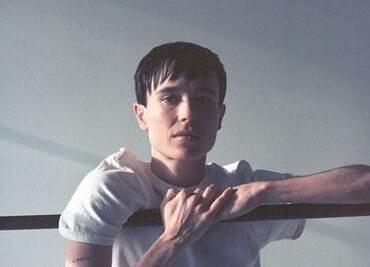 Elliot Page presume abdomen tras retirarse los senos