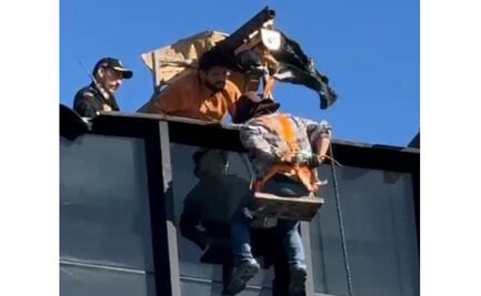 Rescatan a dos trabajadores que quedaron colgados de andamio en torre de Mérida; la estructura medía 20 metros